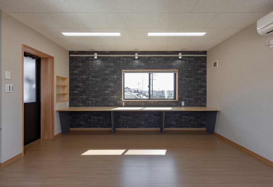 ２階社員休憩室。おしゃれなカウンターを設置。