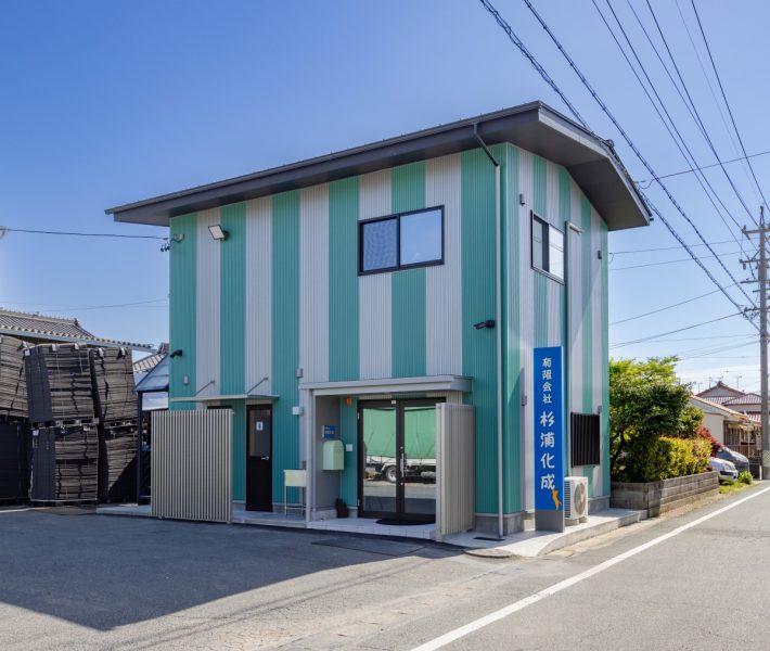 目立つようにアクセントのある外観に。看板にはネコちゃんのモチーフを採用