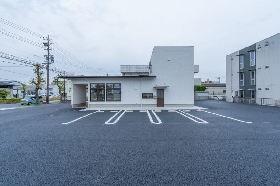 店内に入らず、処方箋がもらえるようドライブスルー用の窓も設置しました。
