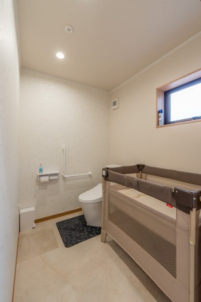 トイレには小さいお子様用にベットも設置