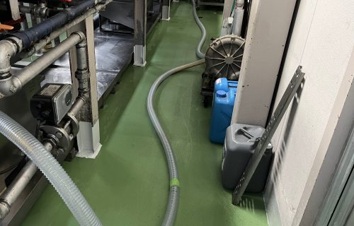 寺部食品様　床補修工事（染めＱ）