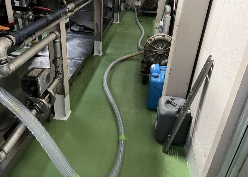 寺部食品様　床補修工事（染めＱ）